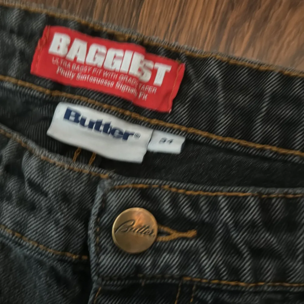 Hej jag säljer mina jeans på grund av att jag tyvärr inte har på mig de så ofta längre, de är fortfarande i relativt bra skick och har använt de få gånger . Jeans & Byxor.