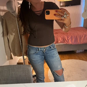 Brun topp med snörning - Superfin och inne tröja med snörning🐆