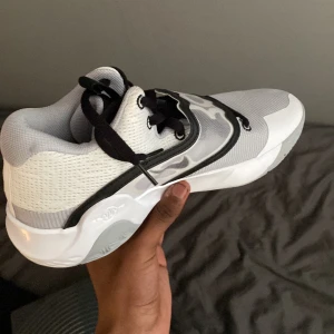 KD trey 5x -  KD Trey 5X är speciell designade för basket. Skorna är 10/10 i skick, är helt nya. De har egenskaper som ger extra stöd, grepp och respons för att hjälpa dig prestera på topp på basketplanen.  Som nytt kostade dom 1199, jag säljer dem för 499.
