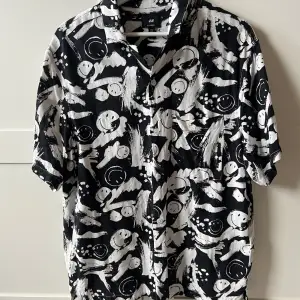 Kortärmad skjorta i storlek Medium från H&M. Skjortan är i fint skick. Kontakta mig för fler bilder. Köparen står för frakten.