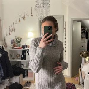 Stickad klänning  - Säljer denna stickade fina klänning!!