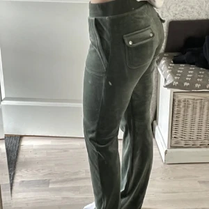 Juciy couture byxor  - Juciy couture byxor i storlek S!  Dem är använda fåtal gånger så dem är i fint skick! Skickas mot fraktkostnad.  Kom med egna förslag på pris 🥰