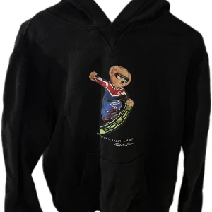 Ralph Lauren Hoodie - Hej, säljer denna snygga Ralph Lauren hoodie i rätt bra skick. Skulle säga 7,5/10. Storleken motsvarar ungefär s/xs