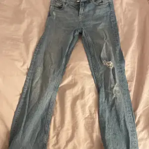 Blå low bootcut jeans från Gina i bra skick💞 säljer då dom är för små för mig❣️