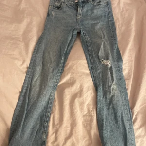 Low bootcut jeans - Blå low bootcut jeans från Gina i bra skick💞 säljer då dom är för små för mig❣️