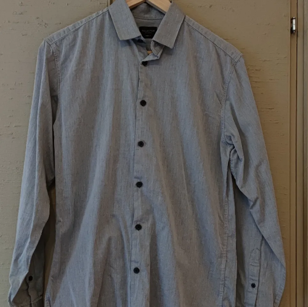 Jättefin skjorta i färgen grå, storlek S (barn storlek). Har tyvärr vuxit ur den 👔. Skjortor.