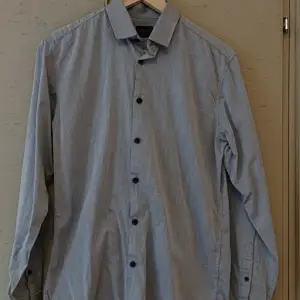 Jättefin skjorta i färgen grå, storlek S (barn storlek). Har tyvärr vuxit ur den 👔