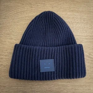 Acne mössor - Säljer min fina acne mössor då de inte kommer till användning längre. Båda är i fint skick och har inte använts mycket! Ordinarie pris 1 699kr, säljer 1 000kr styck!