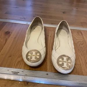 Tory burch skor - Säljer mina oanvända ballerina skor från tory burch. 