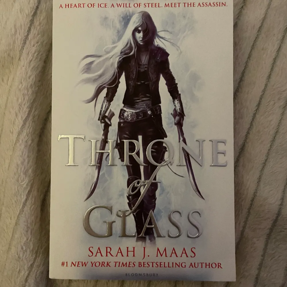 Sarah j Mass throne of glass på engelska med de äldre bokomslaget. Boken är i bra skick och första i en serie. Tryck gärna på köp nu eller meddela mig om ni har frågor!. Övrigt.