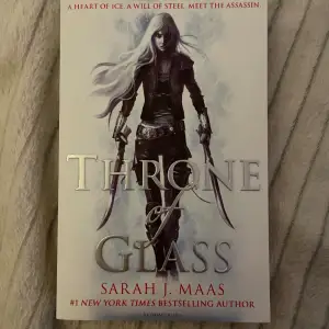 Sarah j Mass throne of glass på engelska med de äldre bokomslaget. Boken är i bra skick och första i en serie. Tryck gärna på köp nu eller meddela mig om ni har frågor!
