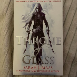 Throne of glass  - Sarah j Mass throne of glass på engelska med de äldre bokomslaget. Boken är i bra skick och första i en serie. Tryck gärna på köp nu eller meddela mig om ni har frågor!