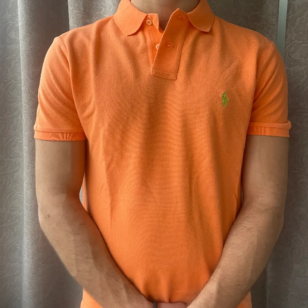 Ralph Lauren t-shirt i coral orange färg. Använd ett fåtal gånger endast! Skick 10/10. T-shirts.