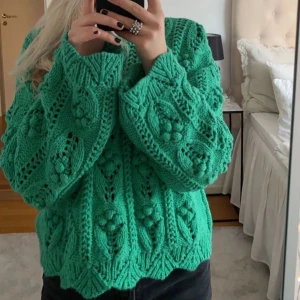 Grön stickad tröja  - Säljer nu min så fina stickade tröja från zara då den inte kommer så mycket till användning🩷 hör av dig vid frågor 🫶🏼