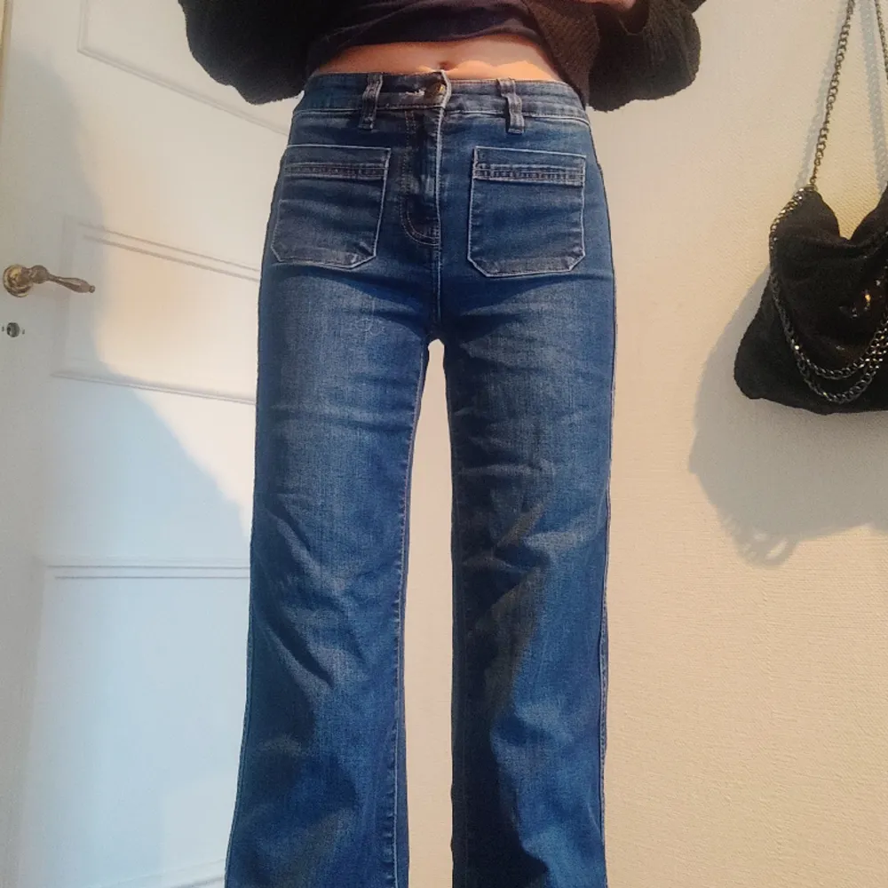 Högmidjade jeans med fickor fram och baktill från KappAhl i storlek 34. Oanvänt skick. Stretchig material och straight passform. 😍. Jeans & Byxor.