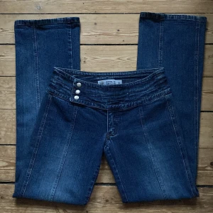Lågmidjade jeans straiglegged - Snygga lågmidjade jeans utan fickor där bak och som är straight legged. Midja ca 76cm, innerbenslängd ca 80cm. 