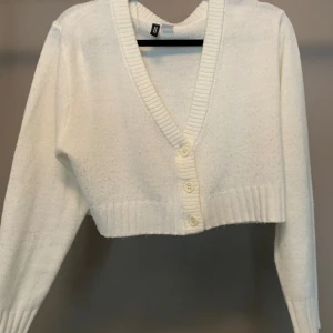 Kofta - Vit stickad kofta från H&M 