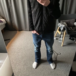 J lindeberg cardigan  - Denna svarta J lindeberg cardigan är i storlek S och i 9/10 i skick köptes för ungefär 2-3 månader sen. Säljs pga att jag har en väst. Ny pris 3200kr. Kan sänk pris pga behöver pengar akut