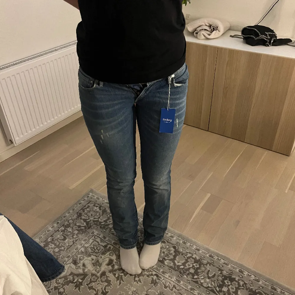 Supersnygga lågmidjade straight jeans från Levis! Nyligen köpta från sellpy, men för små för mig! Modellen på bilden är 160cm . Jeans & Byxor.