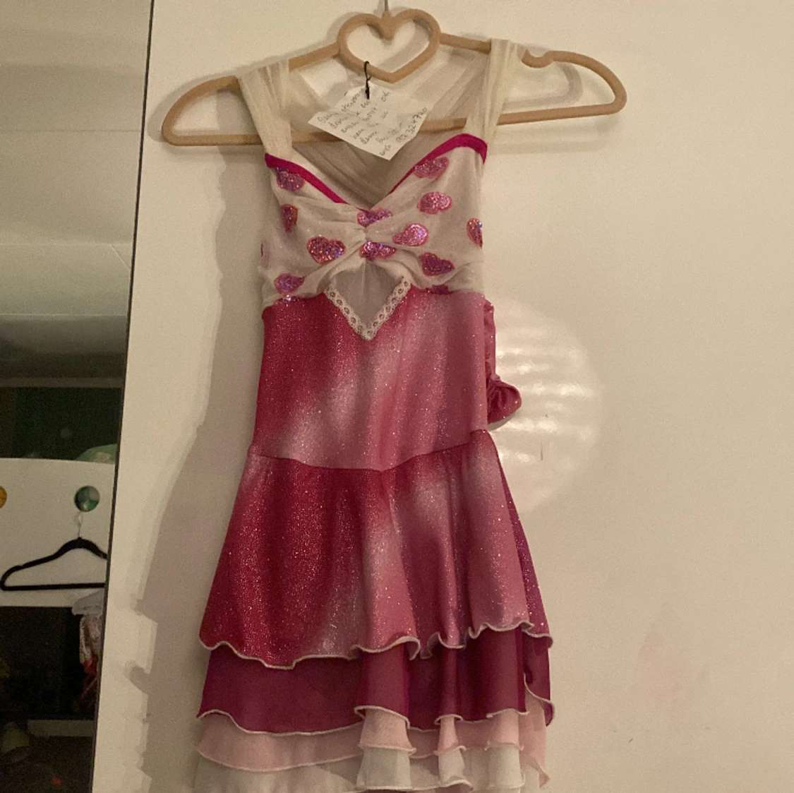 Jätte fin rosa konståknings klänningen 