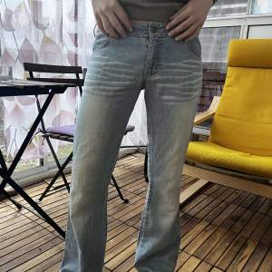 Sååå fina jeans från japan med en fet tvätt, har dock sytt om den vid bakdelen men de inget man tänker på   Modellen är 165 cm och 54 kg