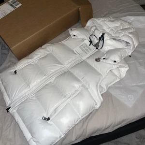 Moncler bormes väst - Helt ny med tags, kvittot (fysiskt och digitalt) och alla extra grejer som tillkommer från NK, årets nyaste model Säljs för en helt rimlig peng då den är helt ny! Självklart är västen äkta! Storleken är 1 men sitter helt klart som S/M!