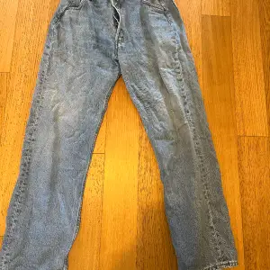 Omsydda levis 501 som passar för strl S/M. Lågmidjad passform. Slitet märke (kan ses på bilden) men annars bra skick!!🥰🎀