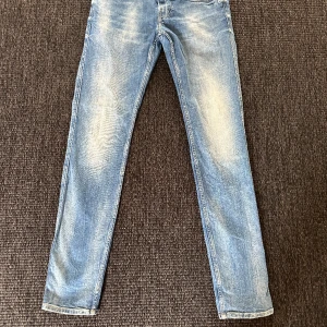 Replay Anbass denim jeans - Säljer dessa jeans för att de inte riktigt passar längre. De är lätt använda. De finns tecken på användning men inga fläckar. Hör gärna av dig om du har några frågor.
