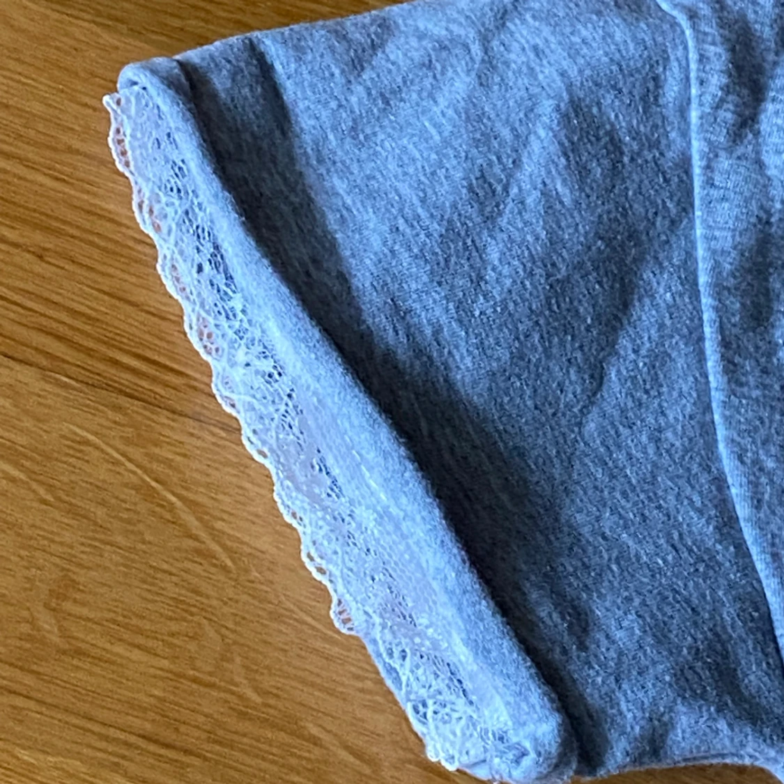 grå tröja med spetsdetaljer - 90