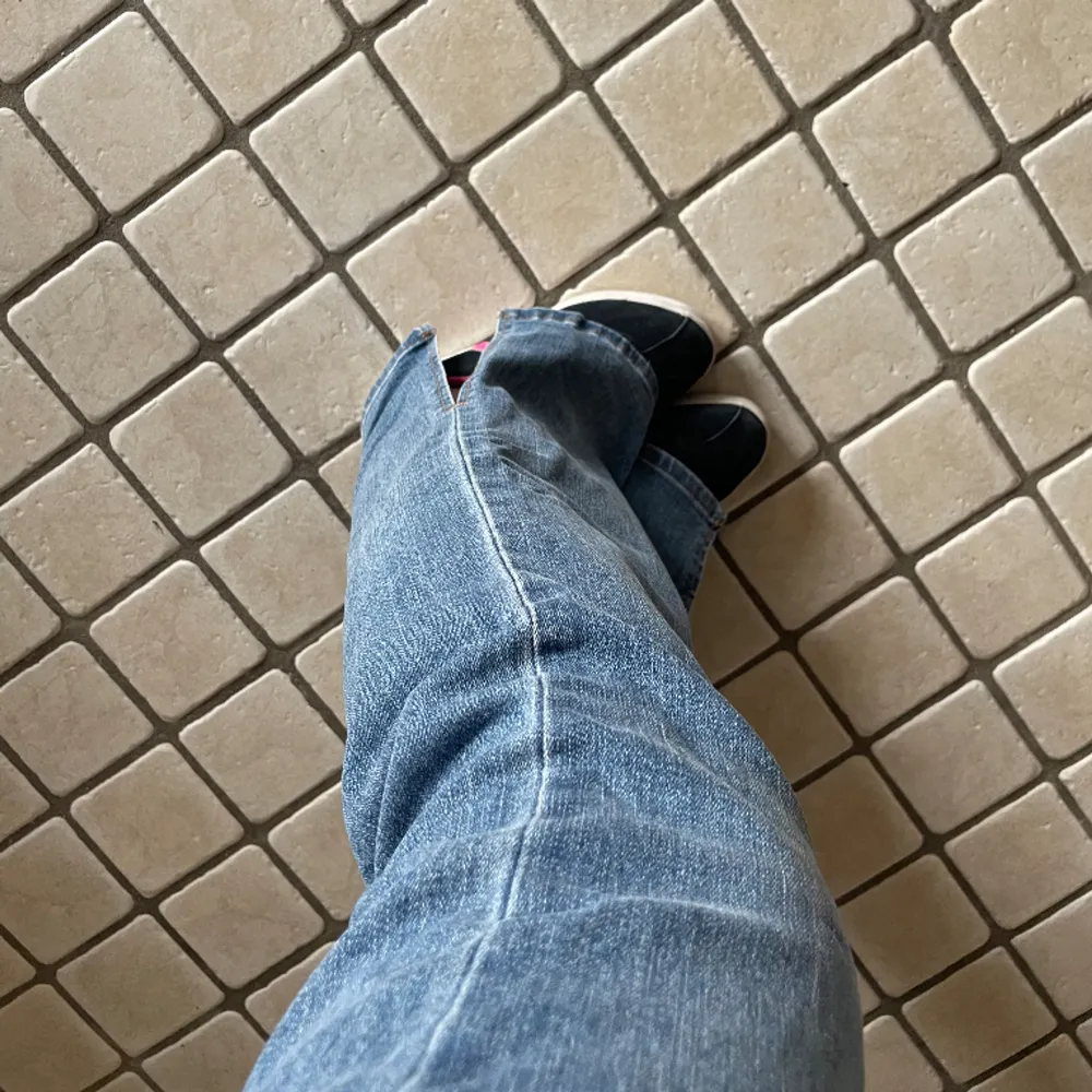 Jätte snygga högmidjade jeans med slits på sidorna, i nyskick. . Jeans & Byxor.
