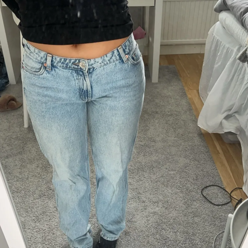 Ett par ljusblå jeans i mycket bra skick då de används få gånger💙🩵. Säljer pga för stora🫶🏻. Jeans & Byxor.