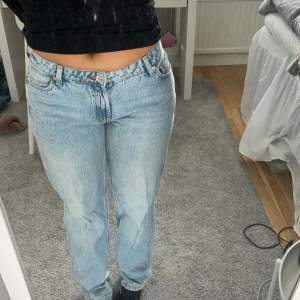Ett par ljusblå jeans i mycket bra skick då de används få gånger💙🩵. Säljer pga för stora🫶🏻