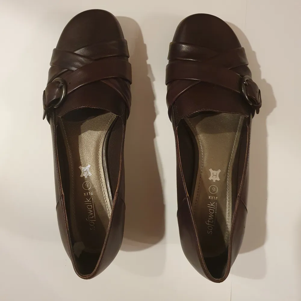 Lågklackade skor från Softwalk.  Mörkbruna, läder. Nyskick, säljes pga fel storlek.  Storlek: 6 (ca 39-39,5) Nypris: 799 kr Pris: 225 kr. Skor.
