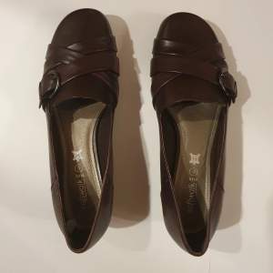 Lågklackade skor från Softwalk.  Mörkbruna, läder. Nyskick, säljes pga fel storlek.  Storlek: 6 (ca 39-39,5) Nypris: 799 kr Pris: 225 kr