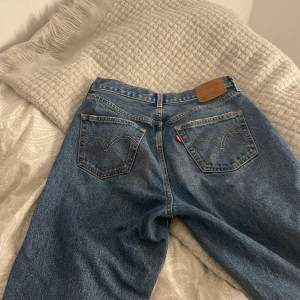 Säljer Levis jeans som inte kommer till användning och är i bra skick! Nypris 1300, inte helt säker på storleken men skulle säga att dem  passar S/M och ca 165-170cm 💕 dem är raka och midwaist i modellen, skriv för fler bilder