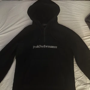 Peak Performance Hoodie - Nu säljer jag den sköna och varma hoodien som passar just dig som fryser extra mycket på vintern! Den passar M men även L då den är lite större i storleken. Den är av 100% bomull så den håller värmen i kroppen väldigt länge!