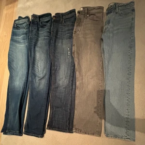 Jack N Jones byxor - Upp för försäljning nu - dessa oanvända Jack & Jones byxor till ett oslagbart pris av endast 450 kr styck! (Ordinarie pris 900 kr) Ta chansen att förnya din stil till halva priset. Frakt ingår ej. Vid minsta tvekan, tveka inte att höra av dig!