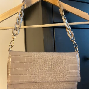 Väska - 2 väskor 1 handväska  fina som nya 40kr/st