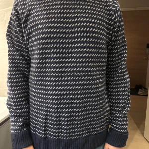 Patagonia stickad tröja i strl. L - Stickad tröja från Patagonia i storlek L. Inte använd och är därav hel och ren. 