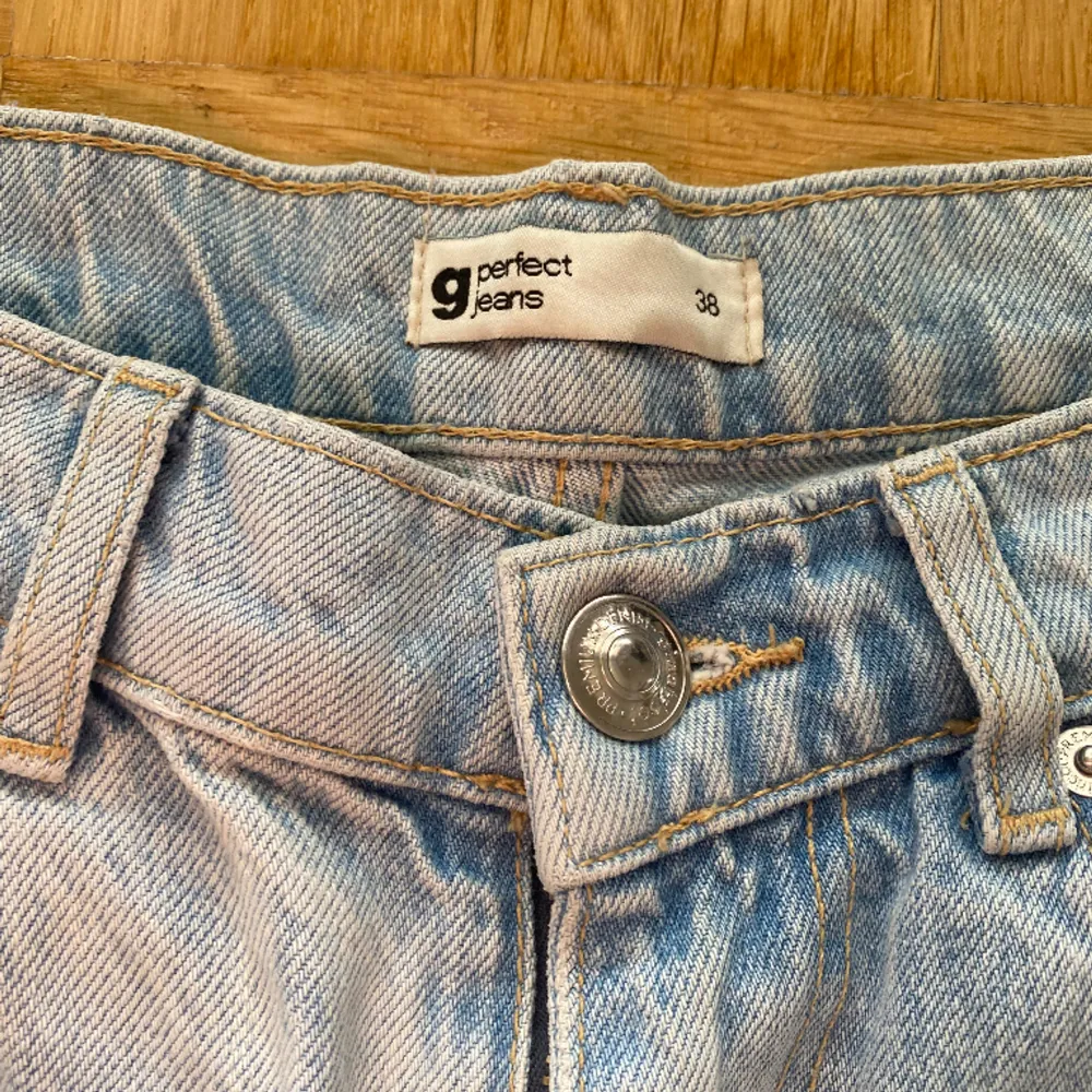 Säljer dessa jeans då dom inte kommer till användning, bra skick o inga defekter, om priset inte passar så är jag väldigt öppen till prisförslag🫶🏻💘 skriv för mer info . Jeans & Byxor.