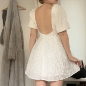 Studentklänning - Säljer denna fina studentklänningen, helt oanvänd!  Skriv om du har frågor❤️