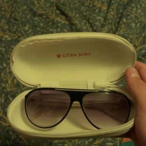 Björn Borg solglasögon till ett billigt pris! 😋 - Dessa glasögon är perfekta för våren och väldigt stiliga. Dem är i 10/10 skick och är oanvända. Nypris var 1800kr men dem används inte nånting för min del. 
