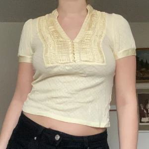 gul topp - gul topp i äkta siden från STOCKH LM.