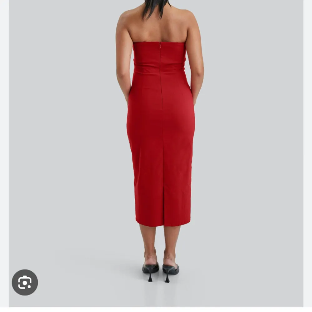 (Lånad bild) Säljer denna helt oanvända otroligt fina mid klänningen från bikbok då jag hittade en annan klänning och ej kan lämna tillbaka den , vid snabbt köp kan pris diskuteras!🥰. Klänningar.