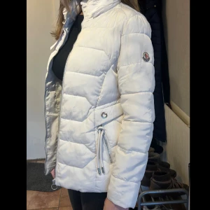 Moncler jacka - Säljer denna jacka som är helt ny med prislapp. Säljer den då jag fick den i present    och det är inte min stil. Det finns en avtagbar luva. Hör av dig för fler bilder och frågor❤️❤️FINNS ÄVEN I SVART