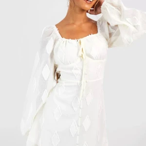 Klänning - Helt nytt skick aldrig använd, bara provad men för stor för mig. Skulle passa perfekt som studentklänning ex.❣️