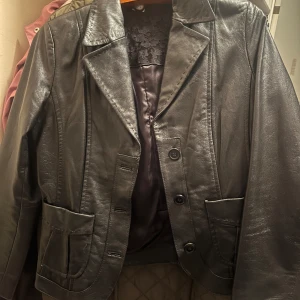 Skinn kavaj - Super fin skinn kavaj som är köpt second hand. Inga defekter och i super skick🖤