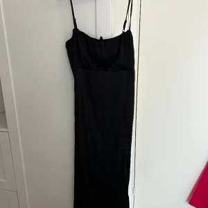 Svart klänning med slits  - Nyskick, strl 38