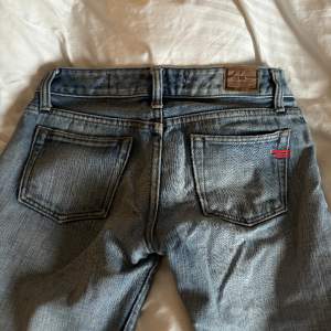 Super fina jeans från diesel! Dom är i super bra skick förutom att de är lite slitna längst ned, men det är inget man märker av när dom är på❤️ midjemått: 36 cm rakt över. ⭐️