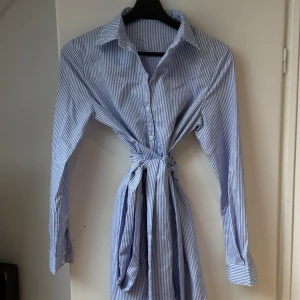 Skjortklänning  - Randig skjortklänning med knytning i midjan